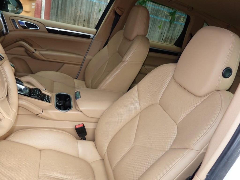 Porsche Cayenne Vehicle Full-screen Gallery Image 16