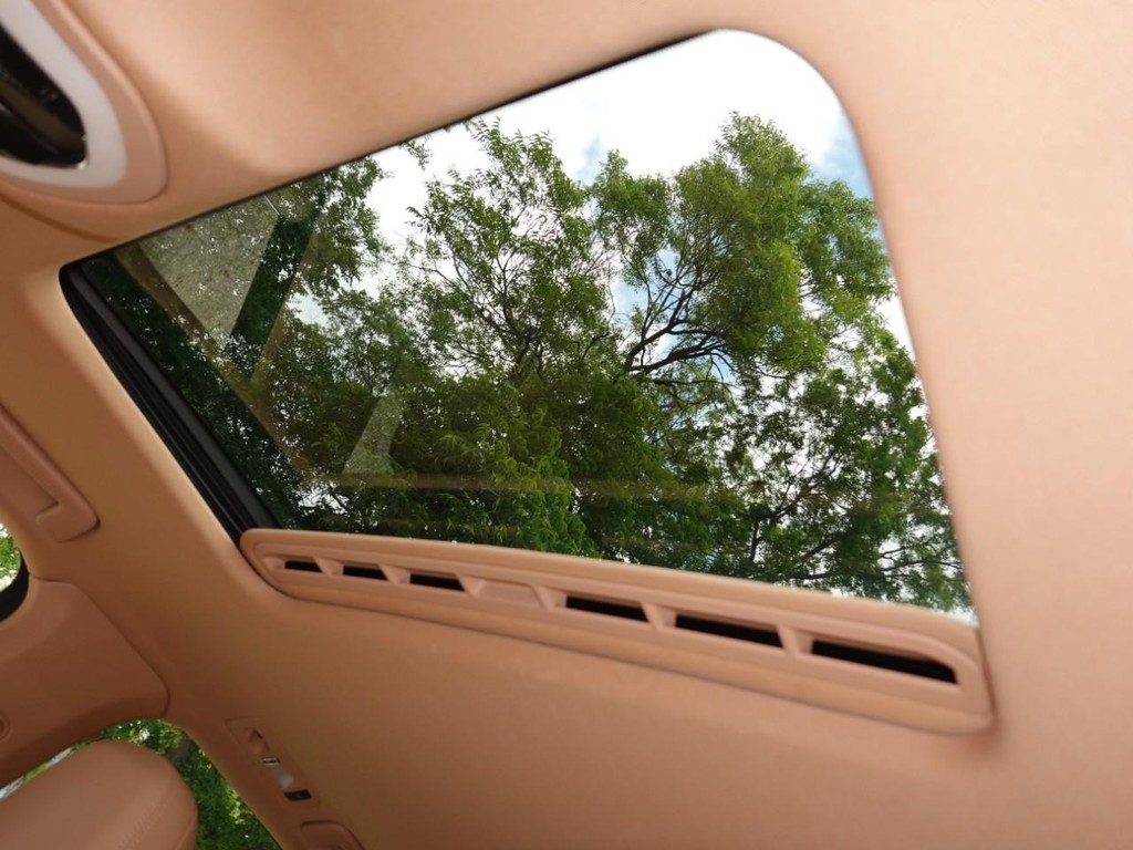 Porsche Cayenne Vehicle Full-screen Gallery Image 17