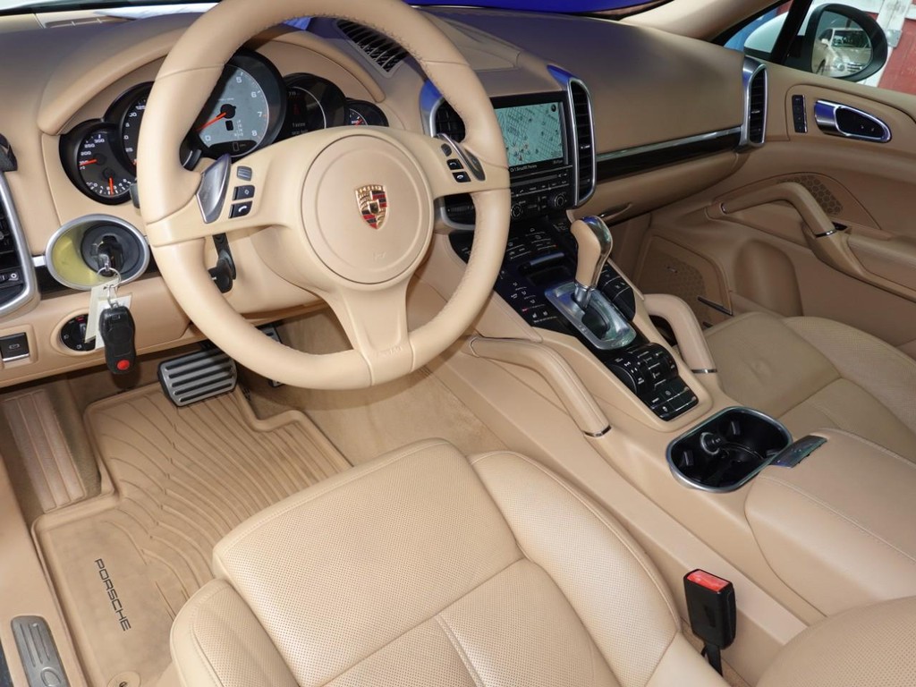 Porsche Cayenne Vehicle Full-screen Gallery Image 18