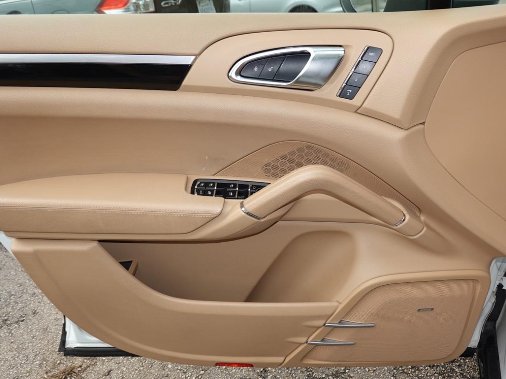 Porsche Cayenne Vehicle Full-screen Gallery Image 19