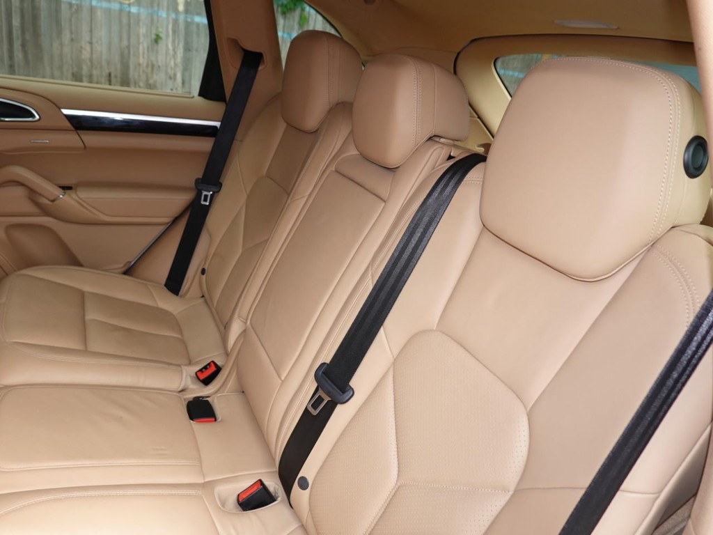 Porsche Cayenne Vehicle Full-screen Gallery Image 20