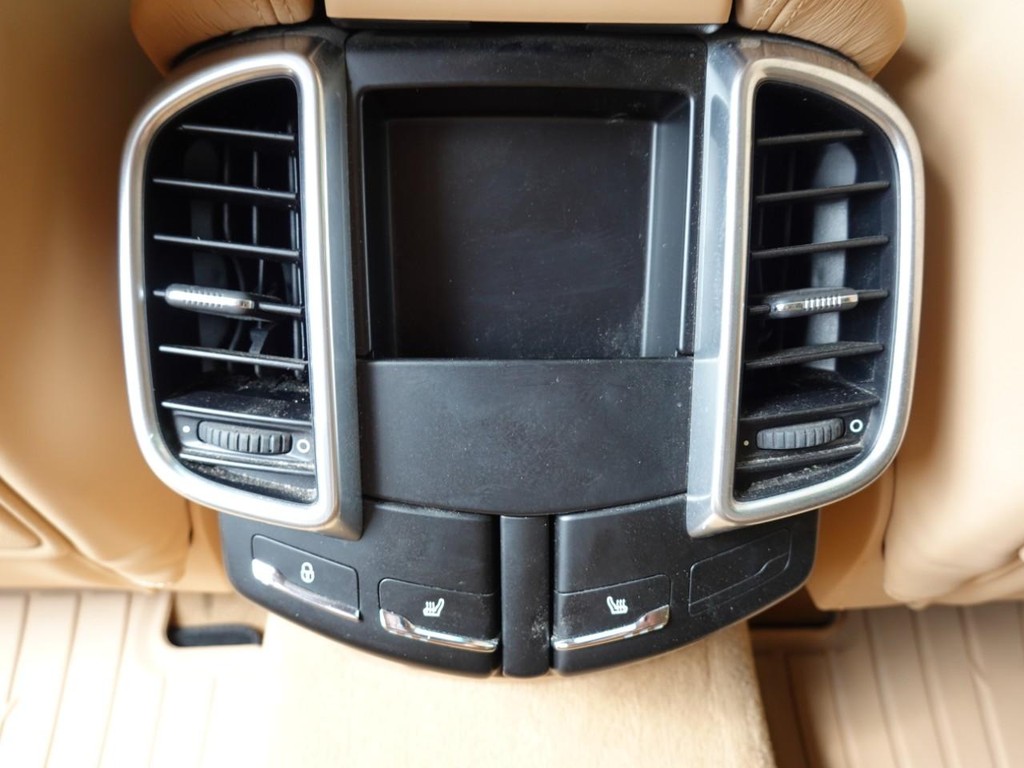 Porsche Cayenne Vehicle Full-screen Gallery Image 21