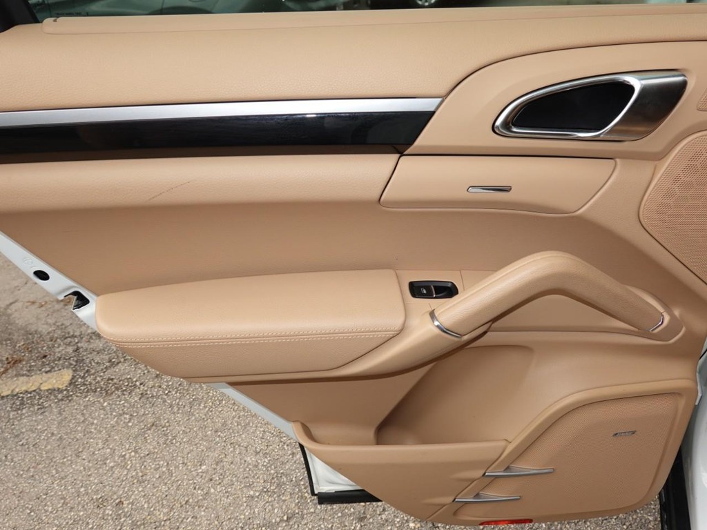 Porsche Cayenne Vehicle Full-screen Gallery Image 22