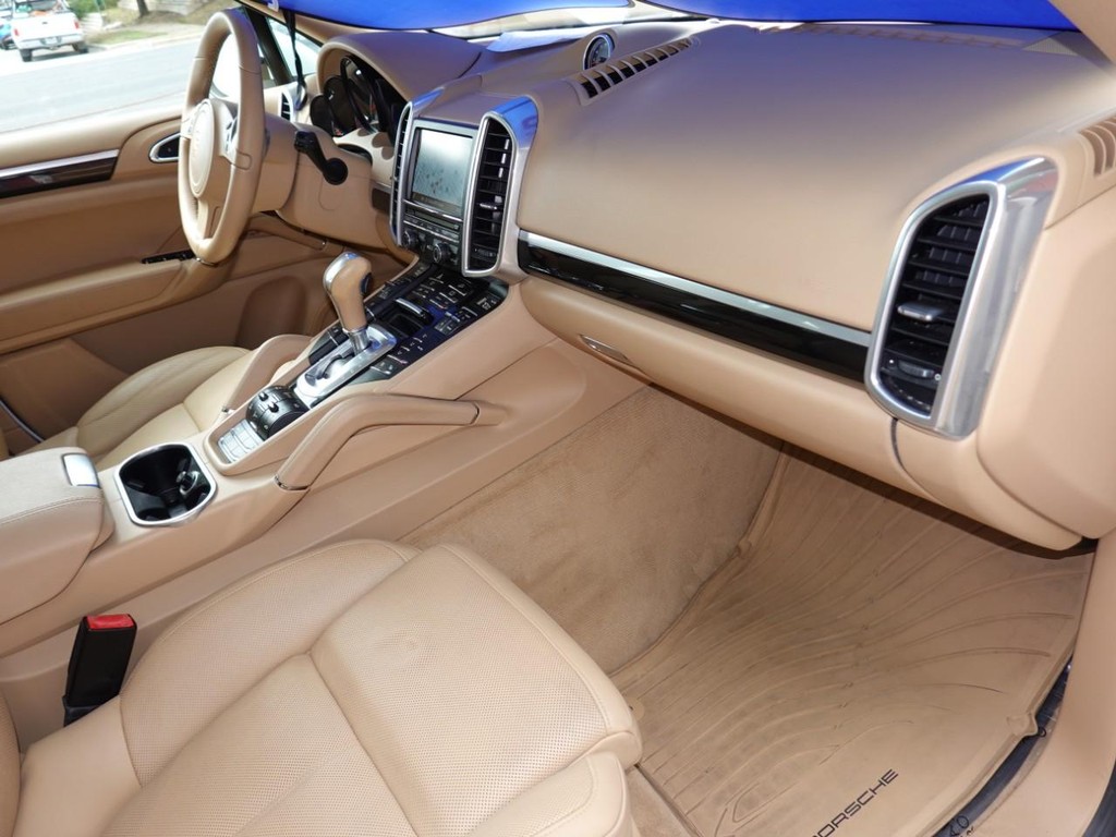 Porsche Cayenne Vehicle Full-screen Gallery Image 23