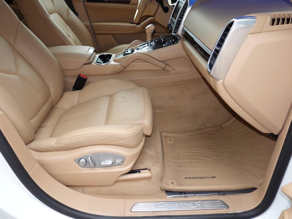 Porsche Cayenne Vehicle Full-screen Gallery Image 24