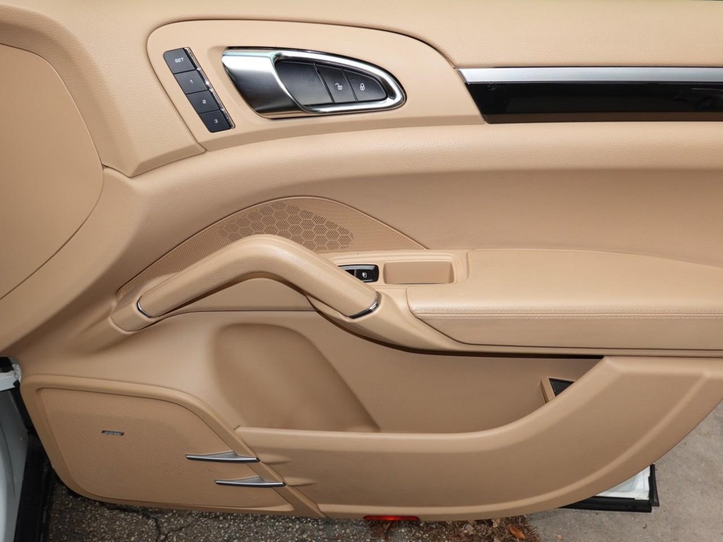 Porsche Cayenne Vehicle Full-screen Gallery Image 25