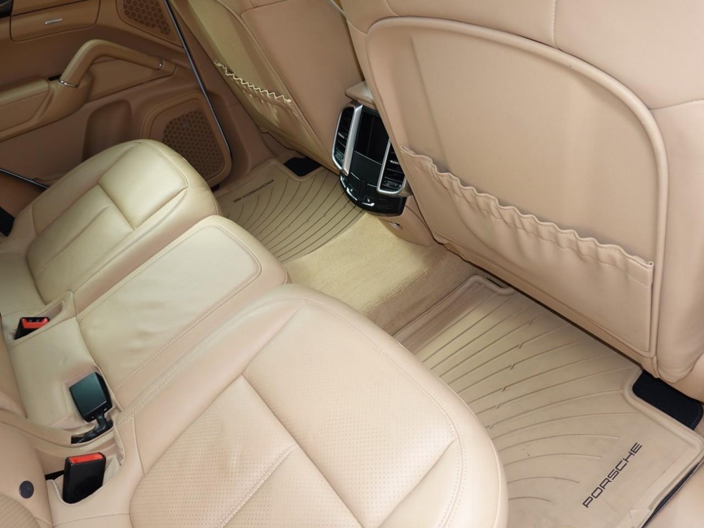 Porsche Cayenne Vehicle Full-screen Gallery Image 26