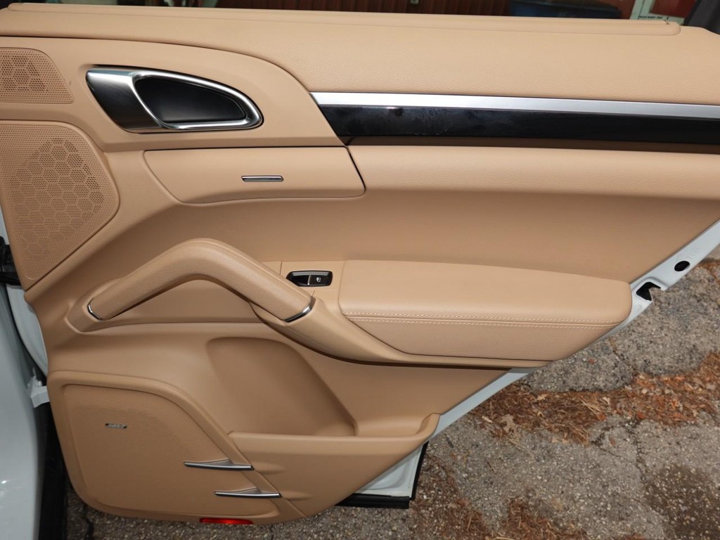 Porsche Cayenne Vehicle Full-screen Gallery Image 27