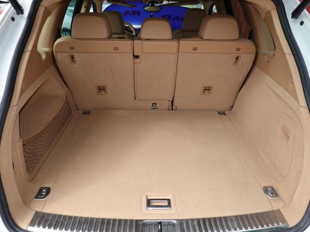 Porsche Cayenne Vehicle Full-screen Gallery Image 28