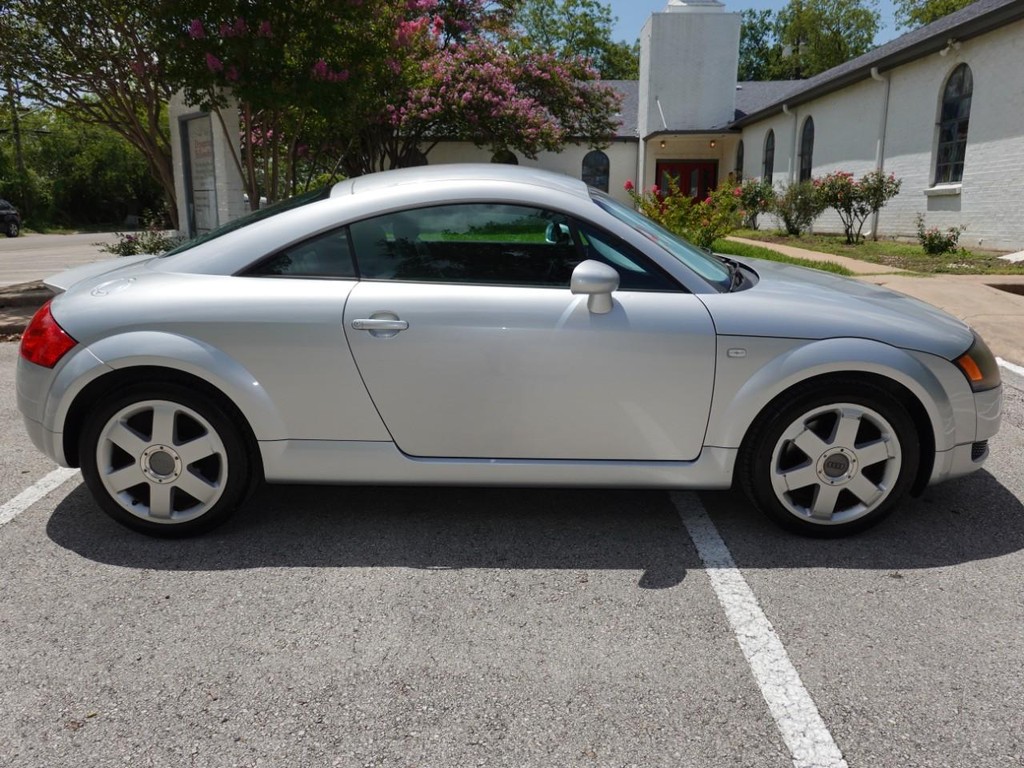 Audi TT Vehicle Full-screen Gallery Image 08