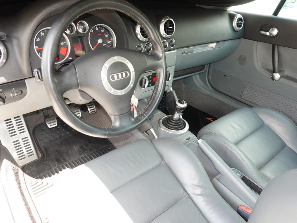Audi TT Vehicle Full-screen Gallery Image 16