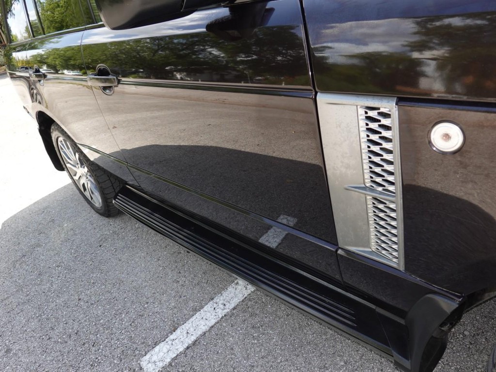 Land Rover Range Rover Vehicle Full-screen Gallery Image 10