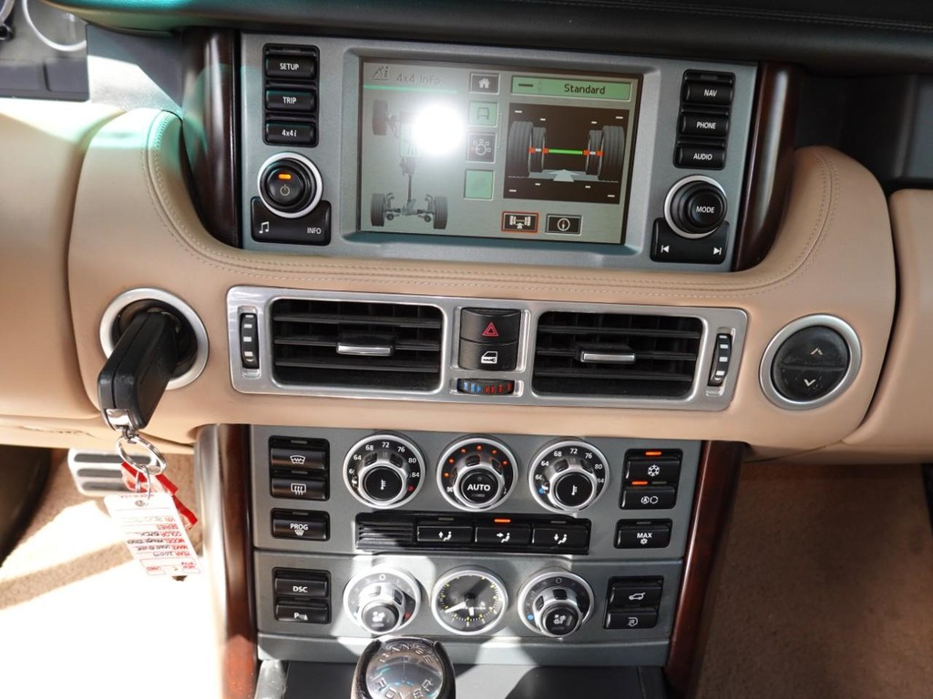 Land Rover Range Rover Vehicle Full-screen Gallery Image 12