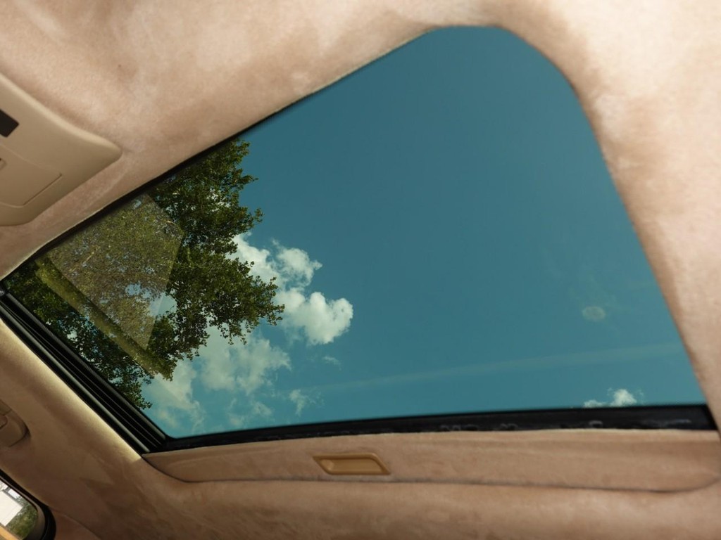 Land Rover Range Rover Vehicle Full-screen Gallery Image 15