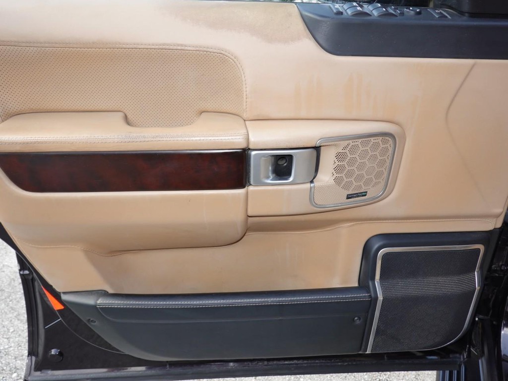 Land Rover Range Rover Vehicle Full-screen Gallery Image 17