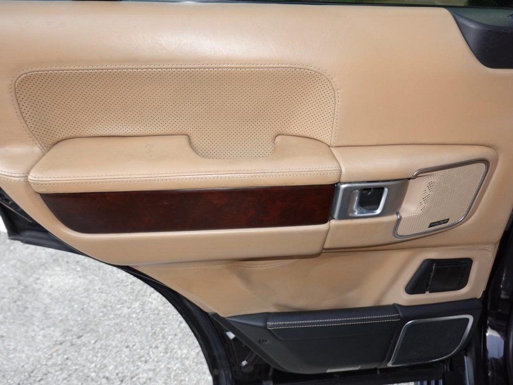 Land Rover Range Rover Vehicle Full-screen Gallery Image 21