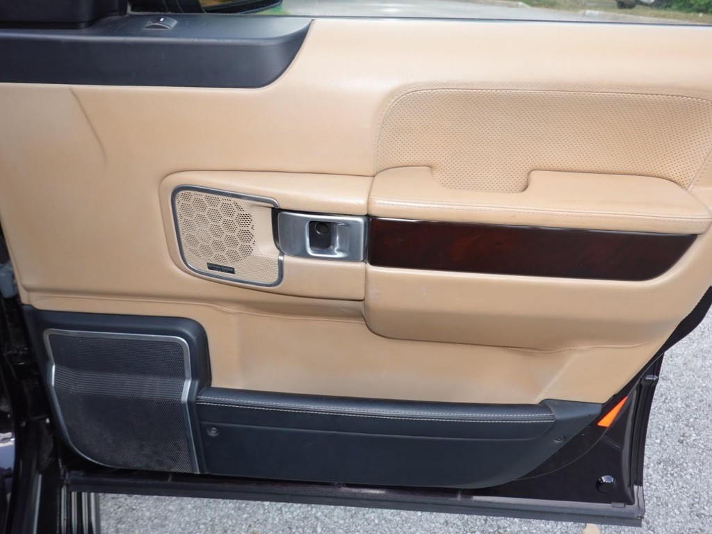 Land Rover Range Rover Vehicle Full-screen Gallery Image 24