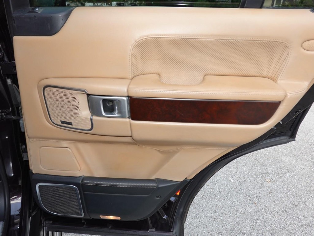 Land Rover Range Rover Vehicle Full-screen Gallery Image 26