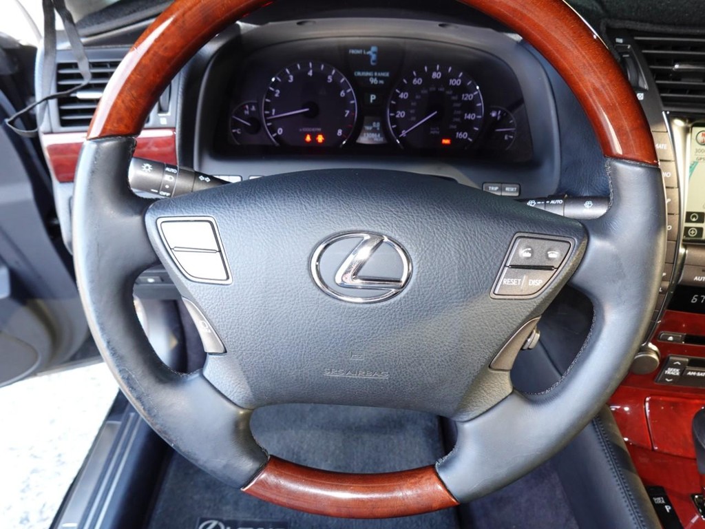 Lexus LS 460 Vehicle Full-screen Gallery Image 13