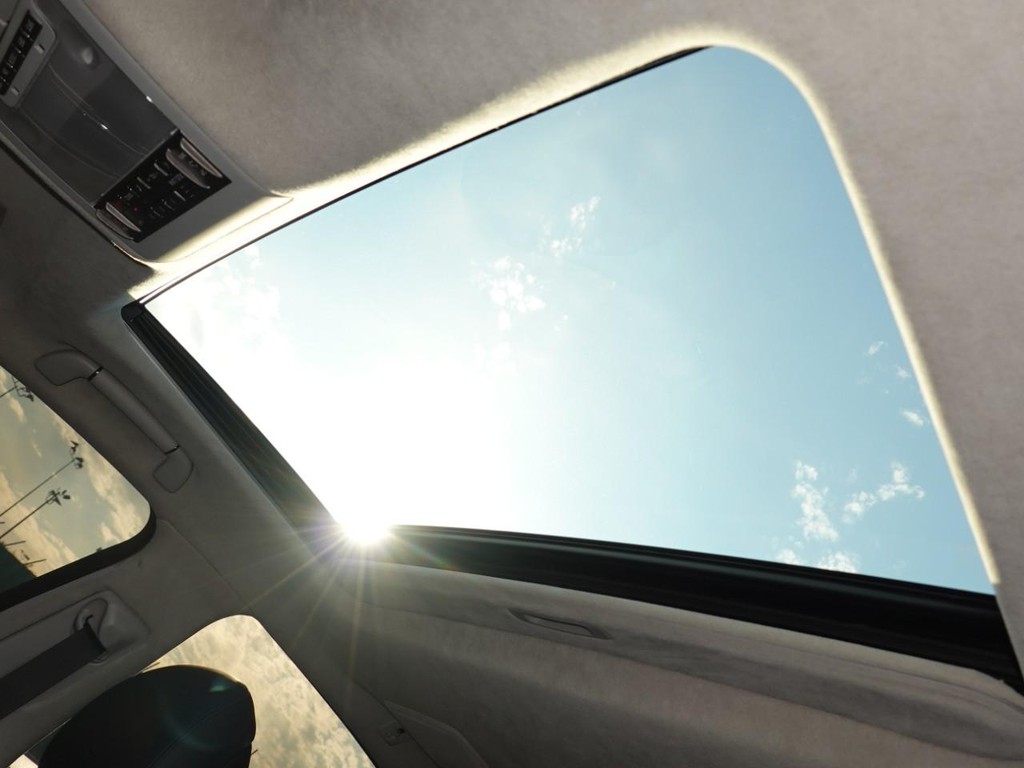 Lexus LS 460 Vehicle Full-screen Gallery Image 17