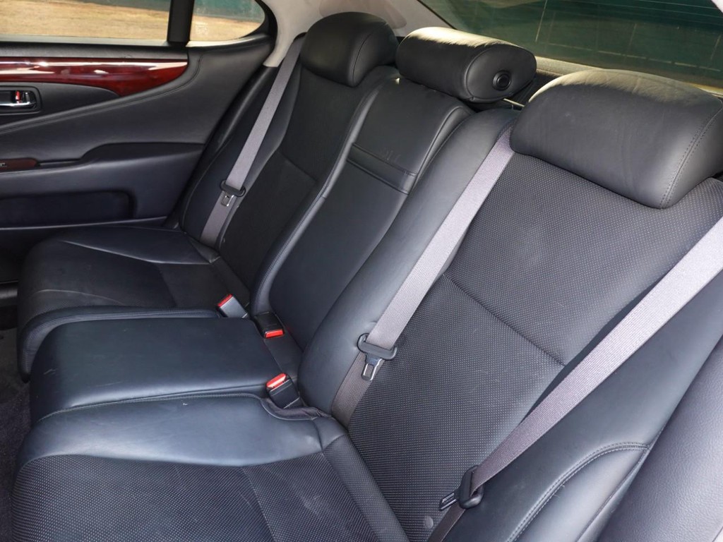 Lexus LS 460 Vehicle Full-screen Gallery Image 20