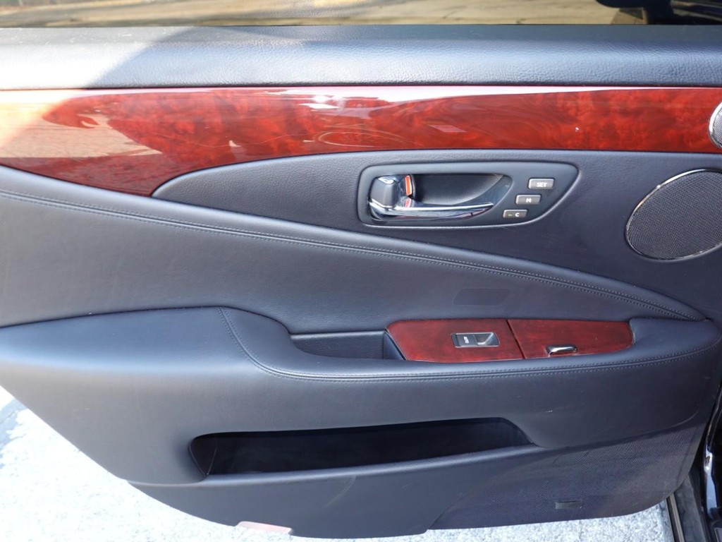 Lexus LS 460 Vehicle Full-screen Gallery Image 21