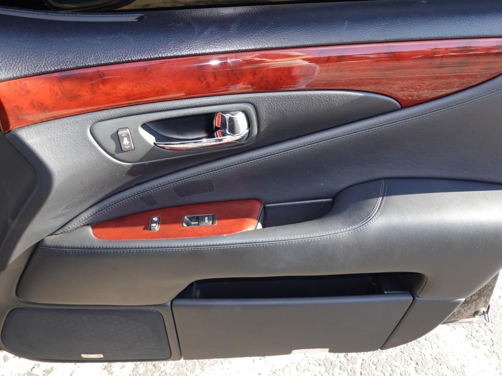 Lexus LS 460 Vehicle Full-screen Gallery Image 24