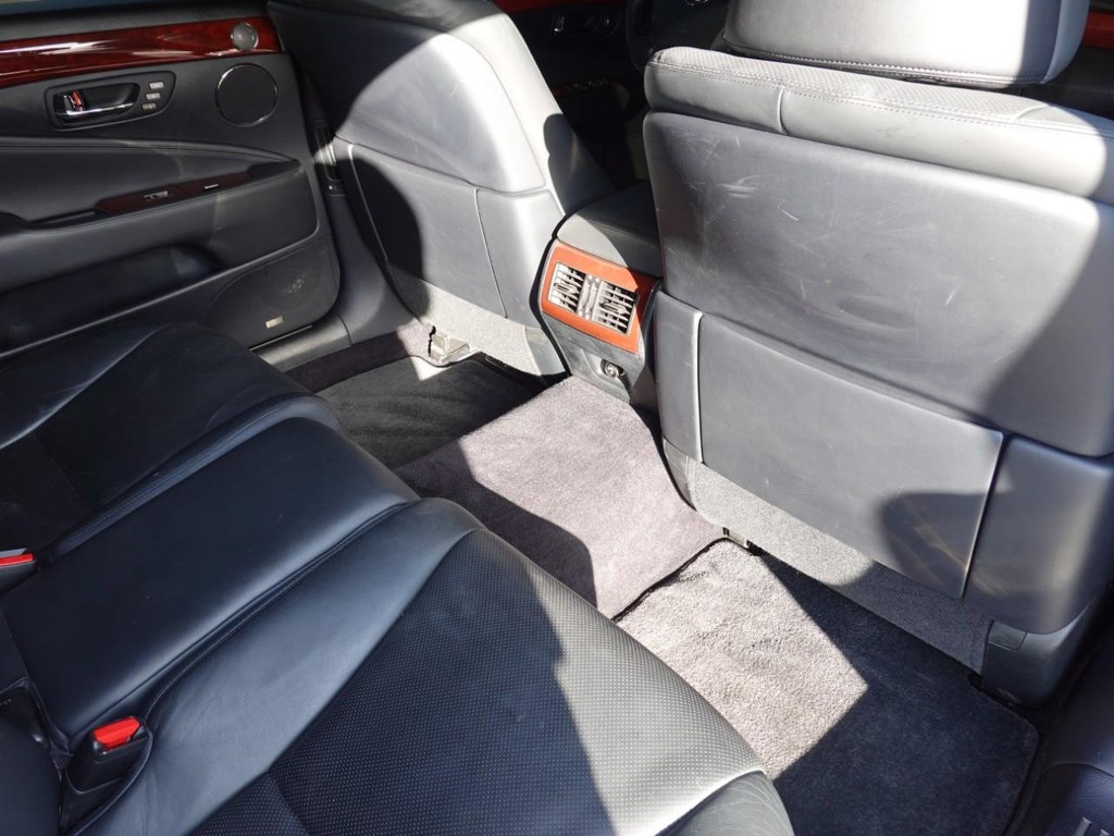 Lexus LS 460 Vehicle Full-screen Gallery Image 25