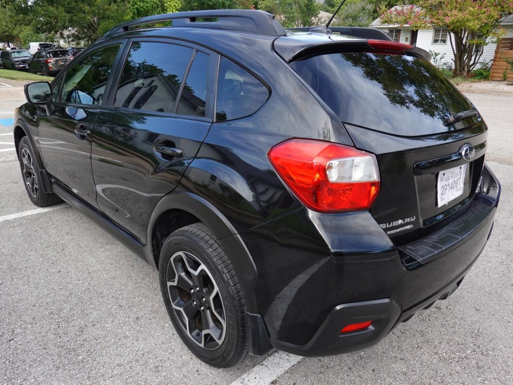 Subaru XV Crosstrek Vehicle Full-screen Gallery Image 05