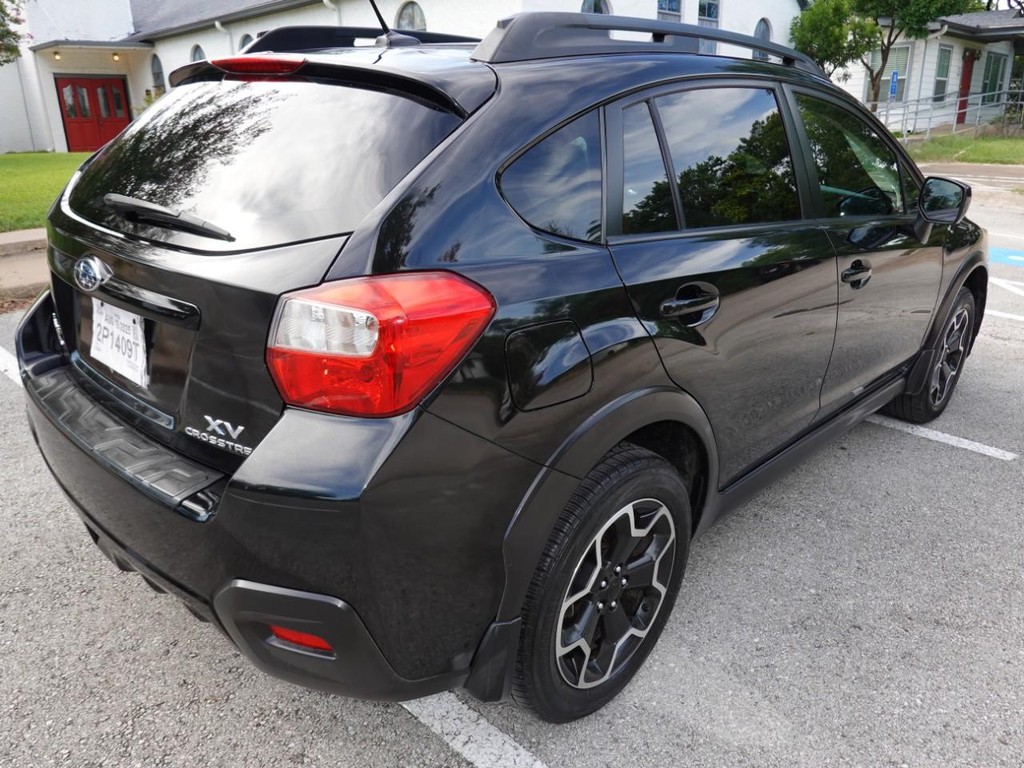 Subaru XV Crosstrek Vehicle Full-screen Gallery Image 07