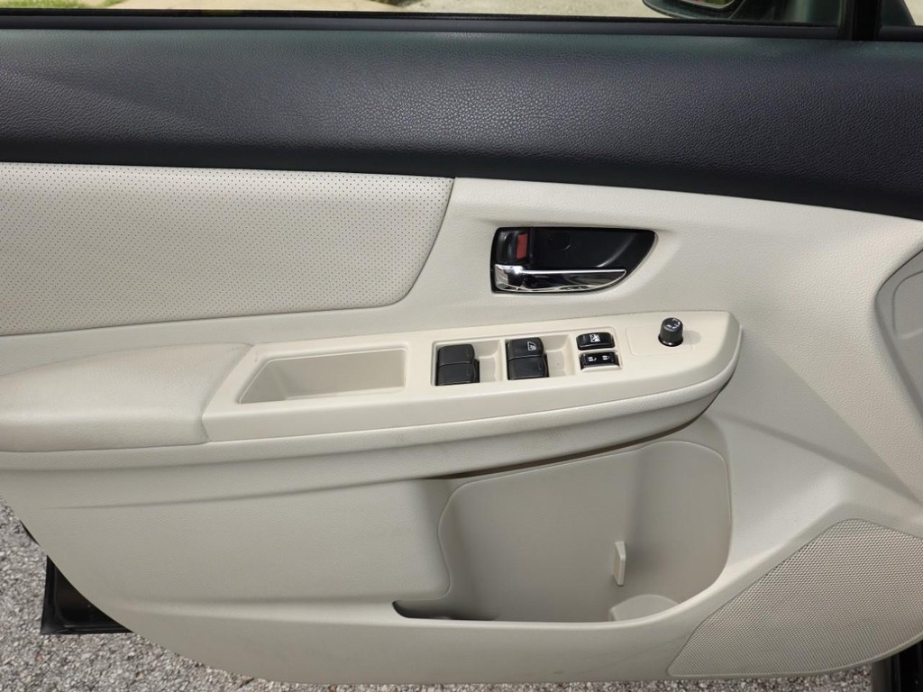 Subaru XV Crosstrek Vehicle Full-screen Gallery Image 18