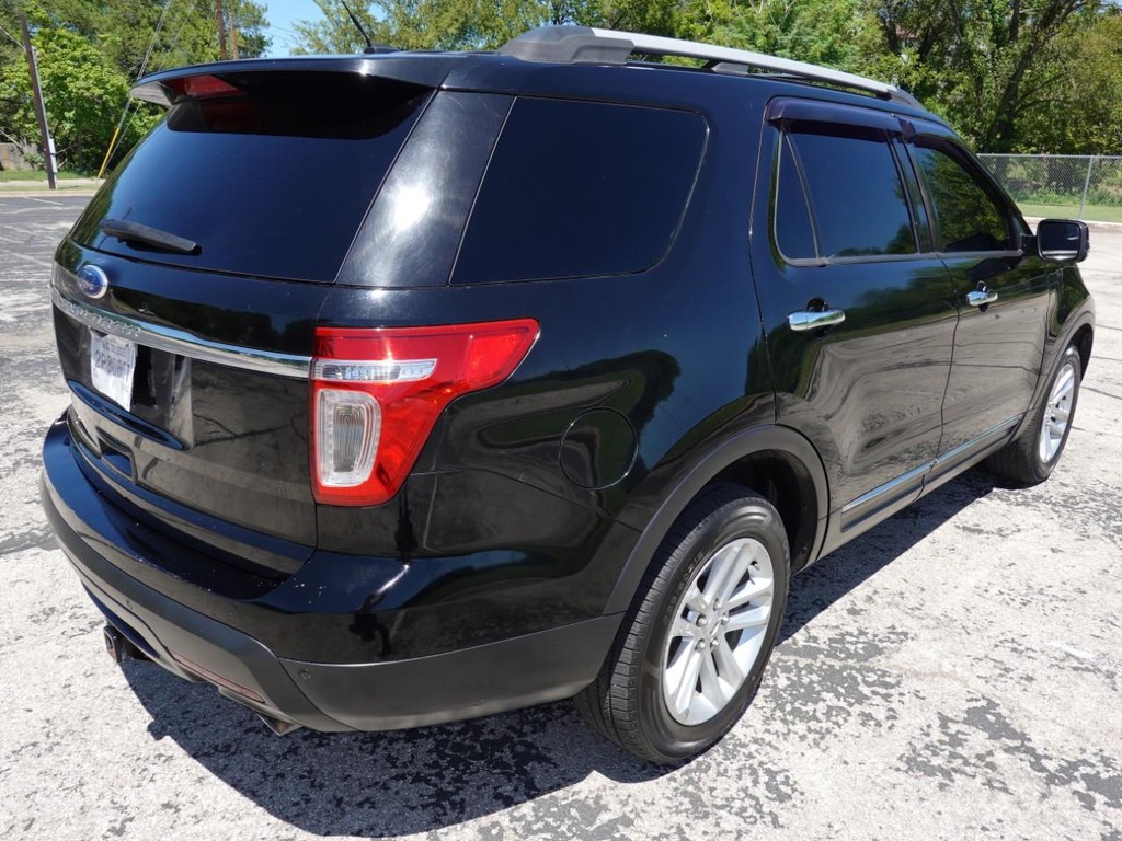 Ford Explorer Vehicle Full-screen Gallery Image 07