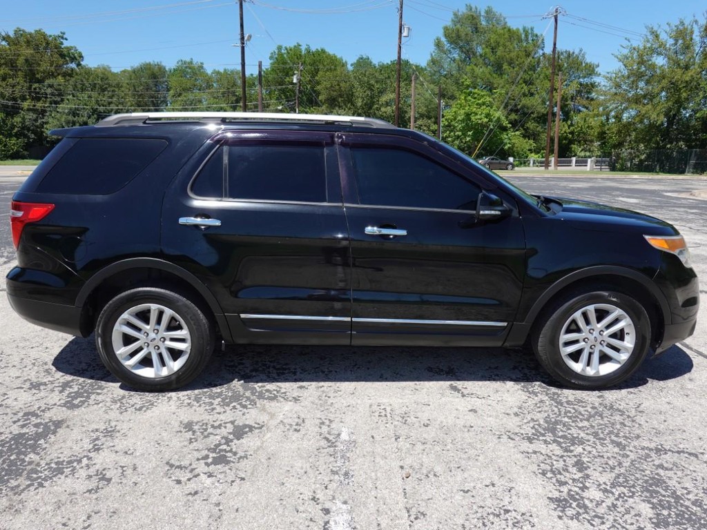 Ford Explorer Vehicle Full-screen Gallery Image 08