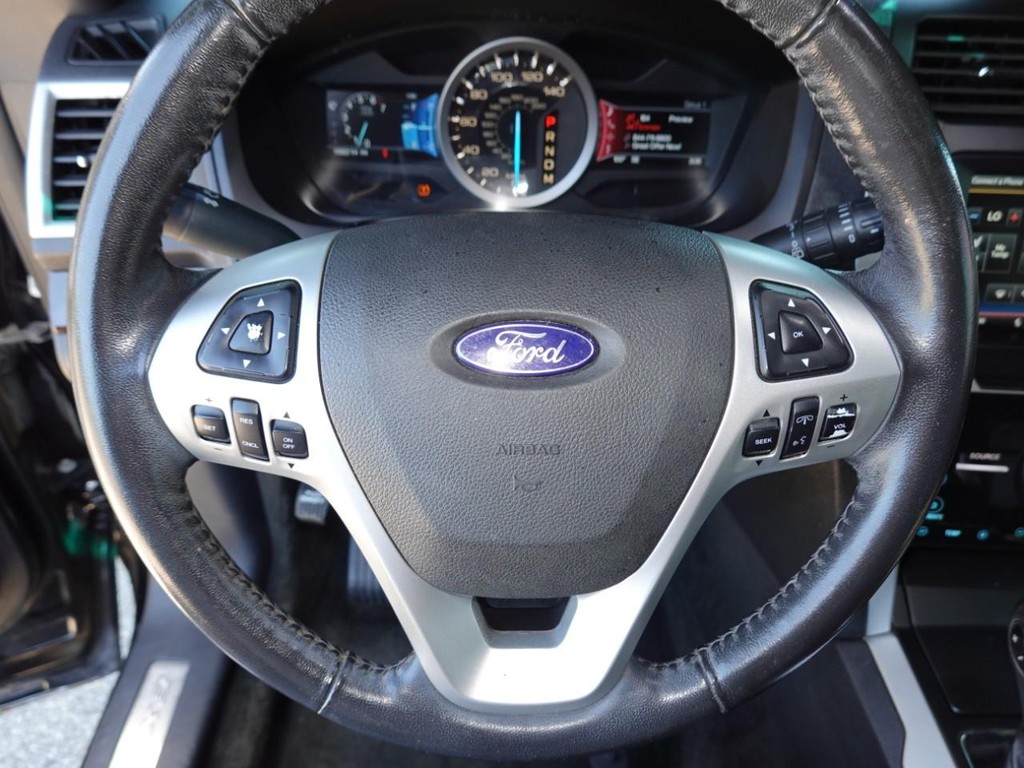 Ford Explorer Vehicle Full-screen Gallery Image 12