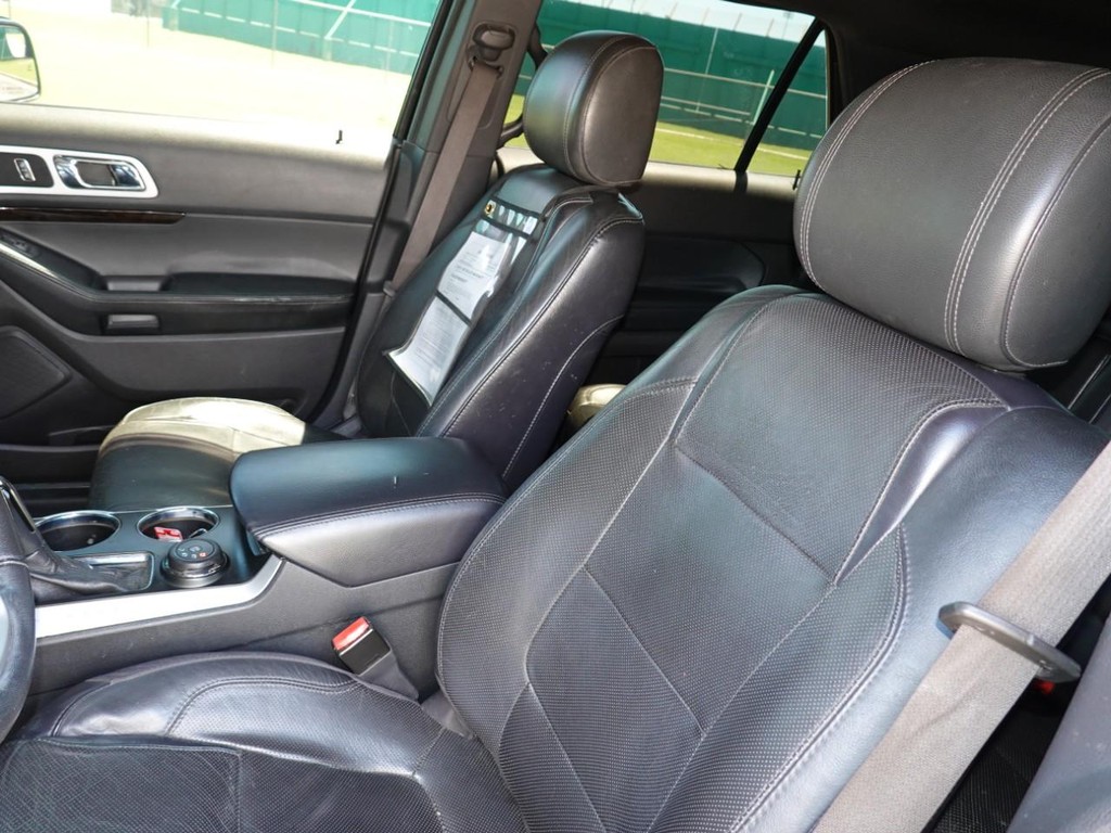 Ford Explorer Vehicle Full-screen Gallery Image 14