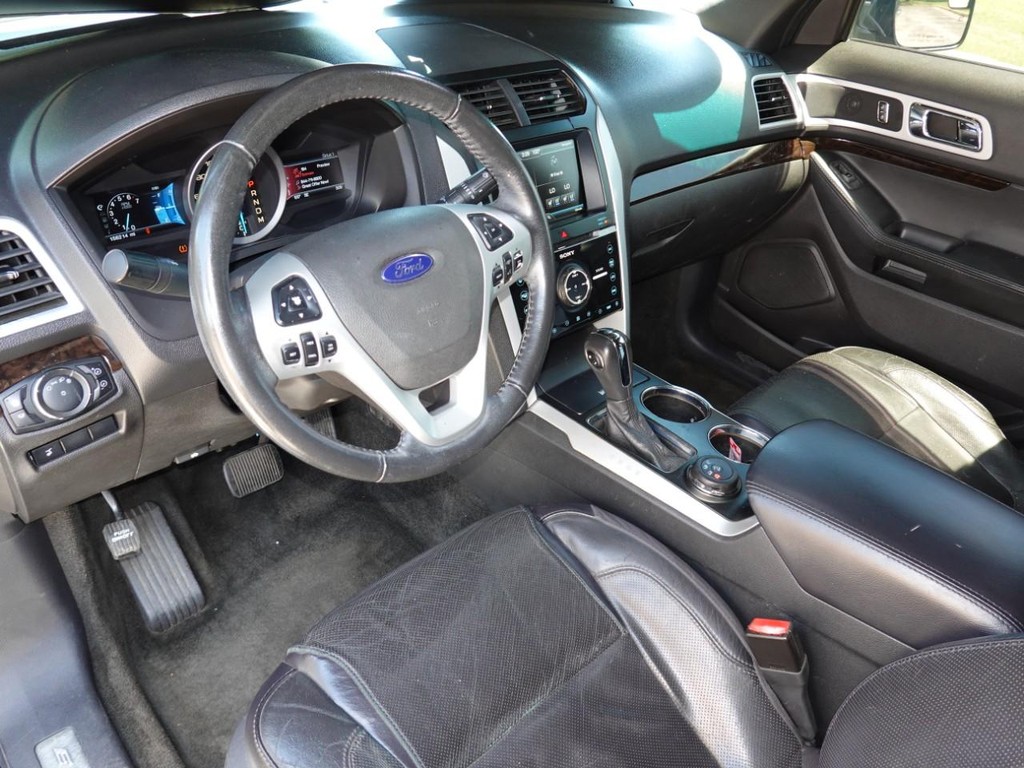 Ford Explorer Vehicle Full-screen Gallery Image 15