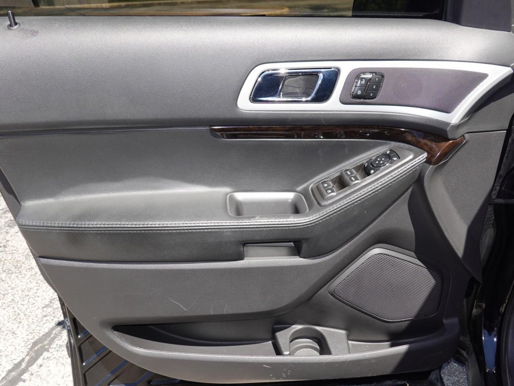 Ford Explorer Vehicle Full-screen Gallery Image 16