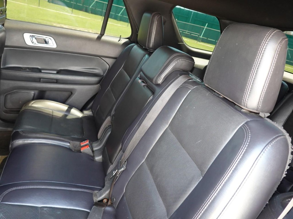 Ford Explorer Vehicle Full-screen Gallery Image 17