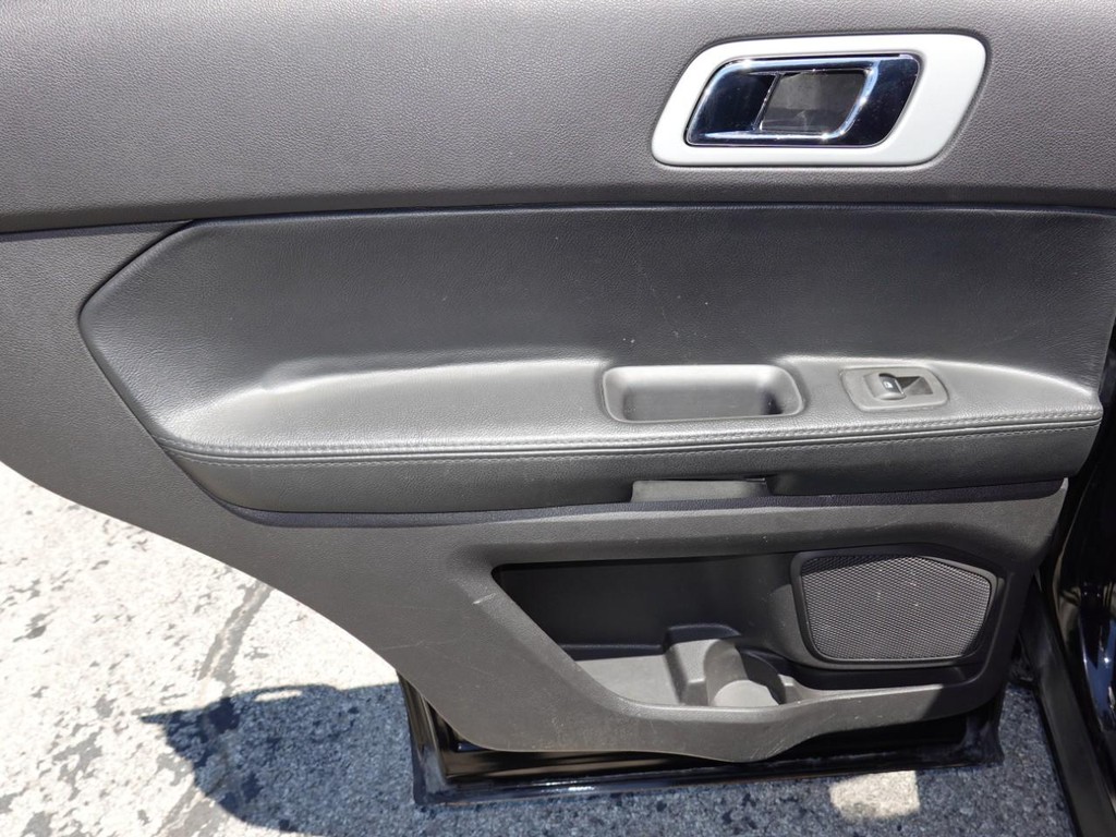 Ford Explorer Vehicle Full-screen Gallery Image 19