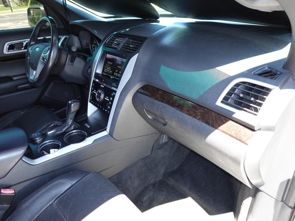 Ford Explorer Vehicle Full-screen Gallery Image 21