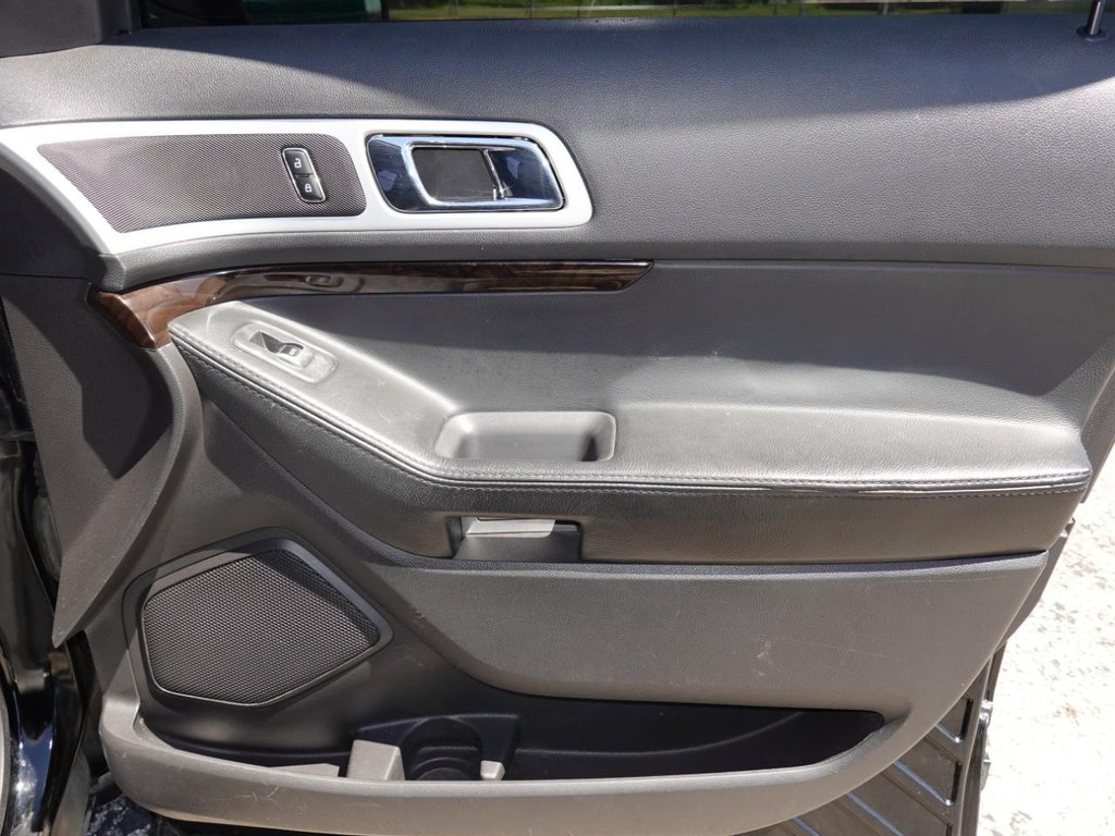 Ford Explorer Vehicle Full-screen Gallery Image 23