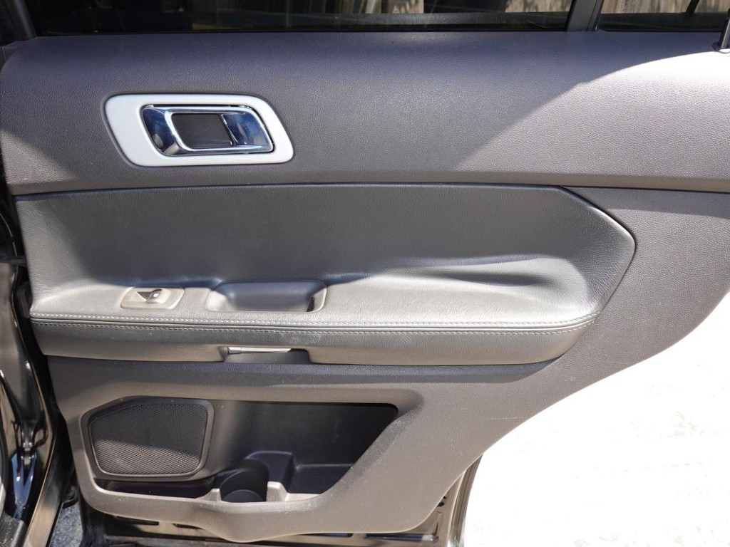 Ford Explorer Vehicle Full-screen Gallery Image 25