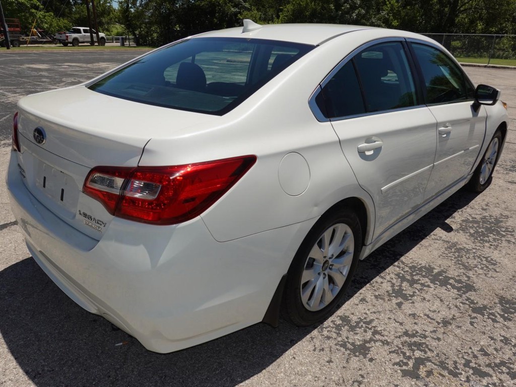 Subaru Legacy Vehicle Full-screen Gallery Image 07