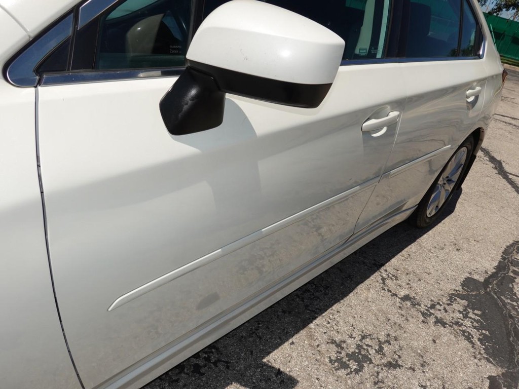 Subaru Legacy Vehicle Full-screen Gallery Image 10