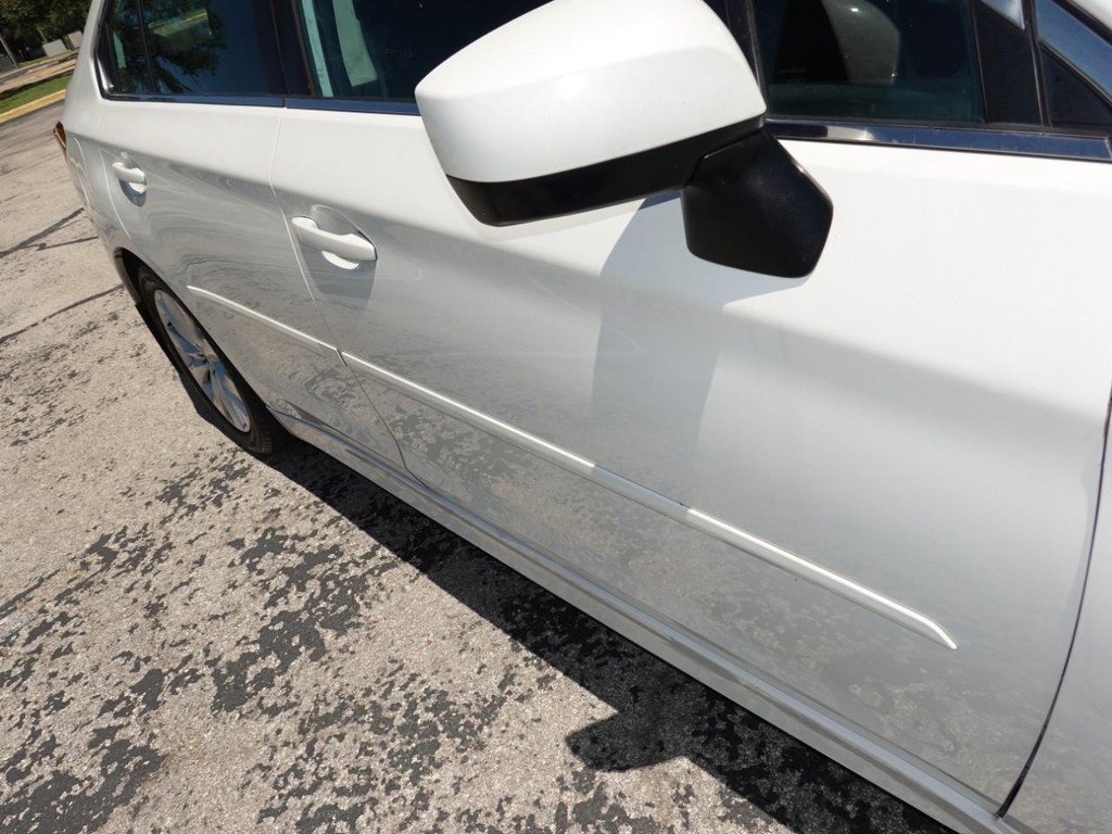 Subaru Legacy Vehicle Full-screen Gallery Image 11