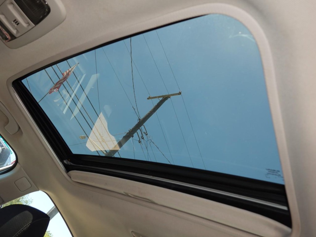 Subaru Legacy Vehicle Full-screen Gallery Image 15