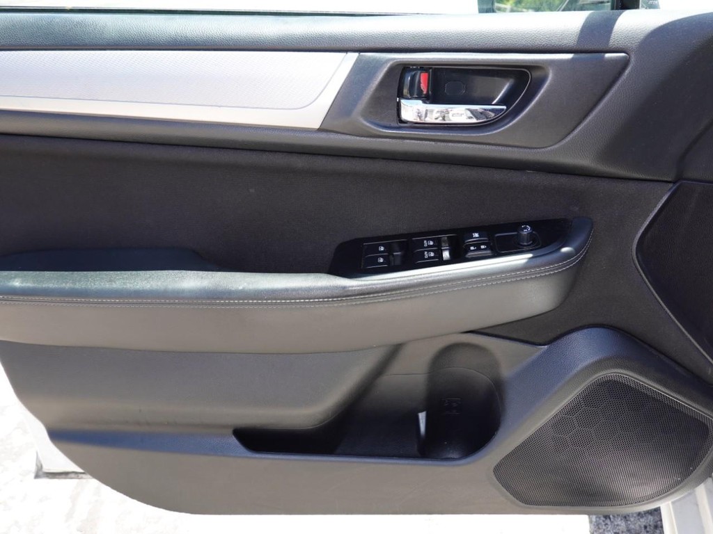 Subaru Legacy Vehicle Full-screen Gallery Image 17