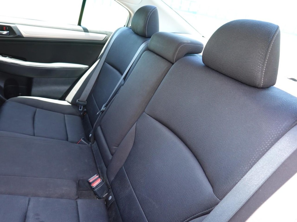 Subaru Legacy Vehicle Full-screen Gallery Image 18