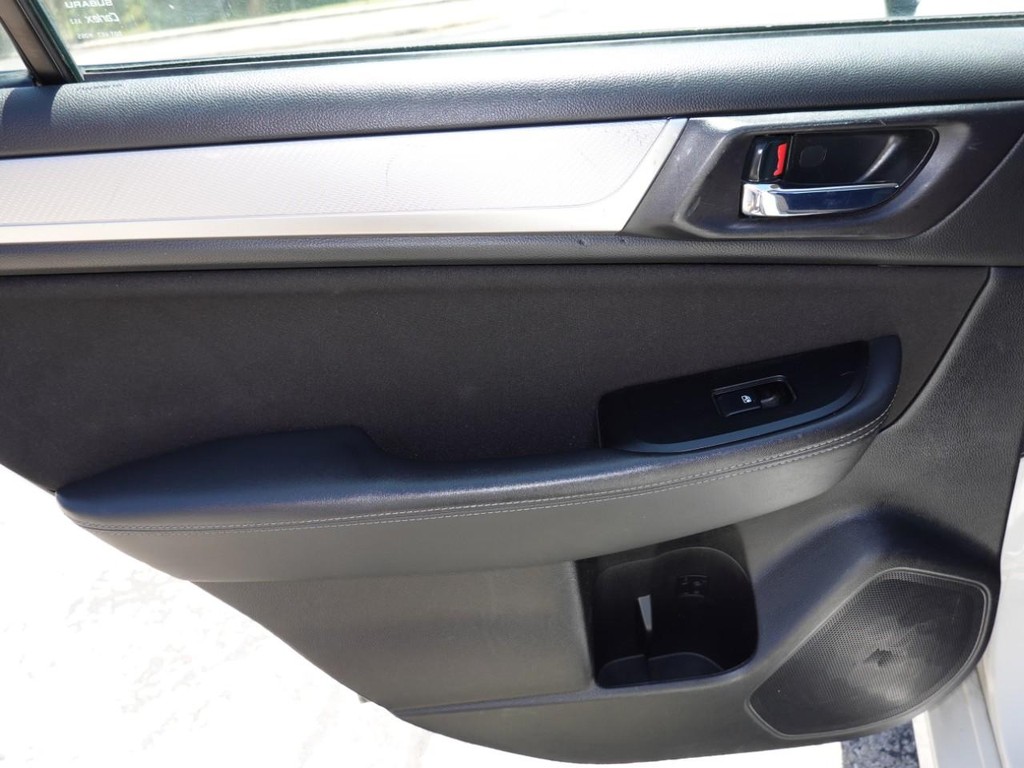 Subaru Legacy Vehicle Full-screen Gallery Image 19