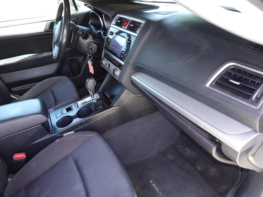 Subaru Legacy Vehicle Full-screen Gallery Image 20